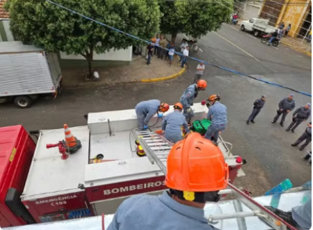 Homem sofre descarga elÃ©trica durante pintura de barracÃ£o comercial em Dracena