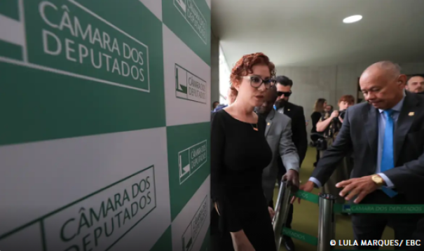 Moraes abre inquérito para investigar Zambelli por coação e obstrução