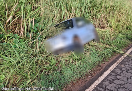 Mulher consegue evitar que homem jogue carro contra caminhÃ£o em vicinal de Queiroz