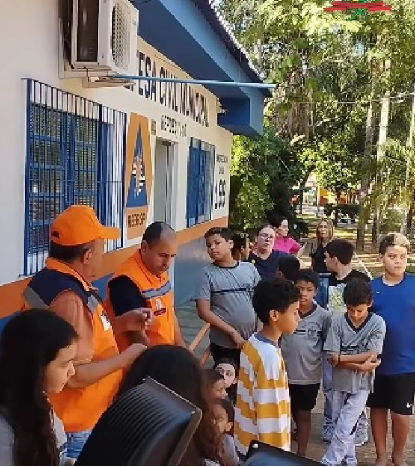 Alunos da EE. Dom Bosco visitaram a sede da Defesa Civil de Osvaldo Cruz