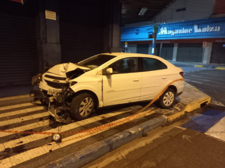 VeÃ­culo avanÃ§a sobre a calÃ§ada e bate em poste na esquina da Brasil com Roosevelt,em Osvaldo Cruz