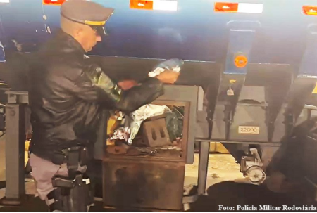 Homens sÃ£o presos apÃ³s apreensÃ£o de mais de 21 quilos de cocaÃ­na em carreta