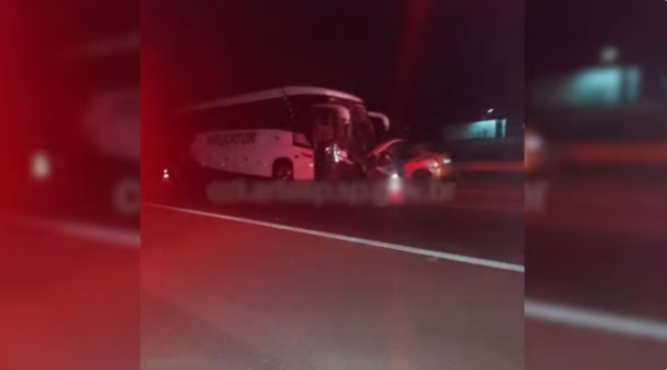 Motorista morre após invadir contramão e bater carro em ônibus no interior de SP