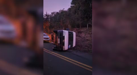 Homem furta van da Prefeitura de Botucatu, capota em estrada e Ã© preso em flagrante