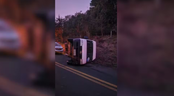 Homem furta van da Prefeitura de Botucatu, capota em estrada e é preso em flagrante