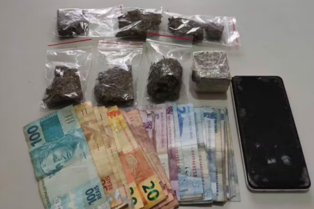 Rapaz tenta se desvencilhar de pochete com droga e acaba preso em flagrante por trÃ¡fico em Presidente Venceslau