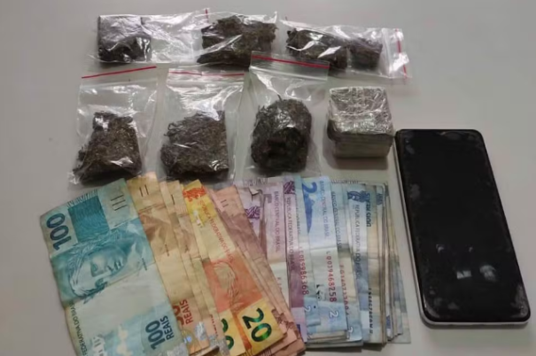 Rapaz tenta se desvencilhar de pochete com droga e acaba preso em flagrante por tráfico em Presidente Venceslau