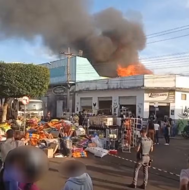 Incêndio de grandes proporções atinge loja de roupas e depósito de supermercado, em Mirante do Paranapanema