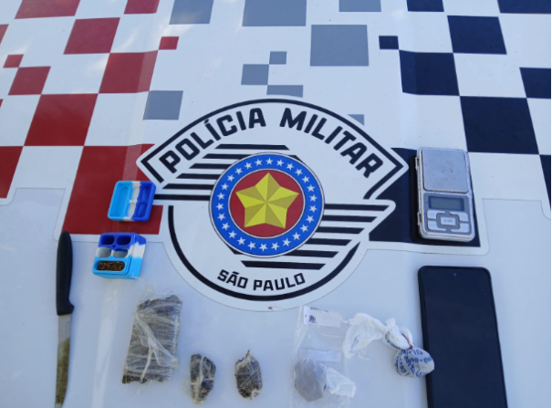 Polícia Militar de Osvaldo Cruz surpreende indivíduo com maconha e localiza outras porções da mesma droga em sua residência.