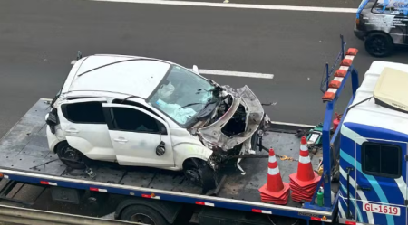 Carro capota na Rodovia Raposo Tavares, em Presidente Prudente