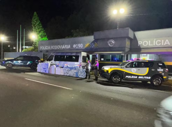 Com carga avaliada em mais de R$ 1 milhão, van é interceptada com 1.028 produtos eletrônicos sem notas fiscais, em Flórida Paulista