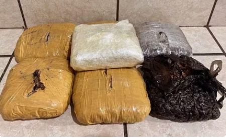 Jovem Ã© preso e adolescente Ã© apreendido ao transportar entorpecentes em trÃªs mochilas, em Santo AnastÃ¡cio