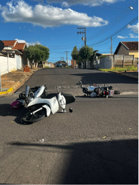 Acidente entre duas motos deixa trÃªs pessoas feridas, em Osvaldo Cruz