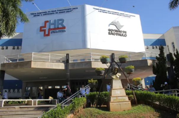 Idoso de 71 anos ateia fogo em mato, desmaia após inalar fumaça e fica com 35% do corpo queimado em Pirapozinho