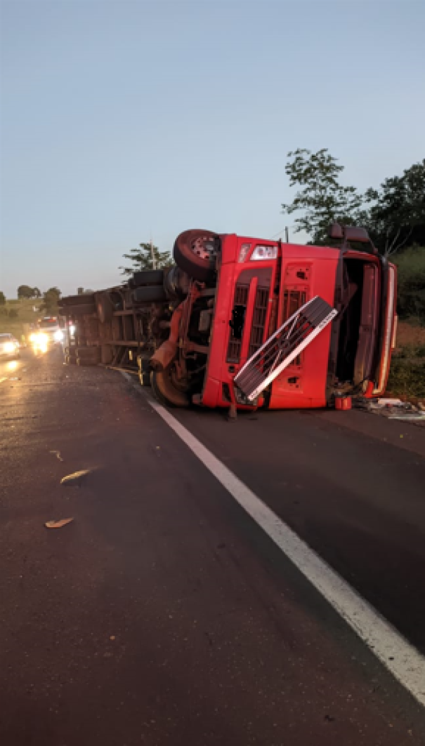 Colisão lateral entre carreta e Dodge Ram deixa três pessoas feridas na SP-294, em Parapuã