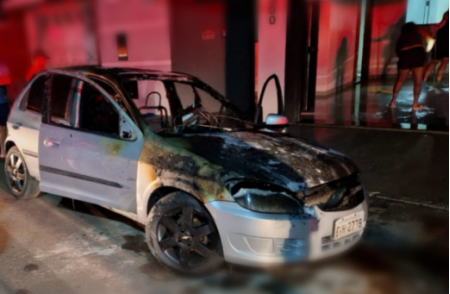 IncÃªndio em veÃ­culo assusta moradores no centro de ParapuÃ£