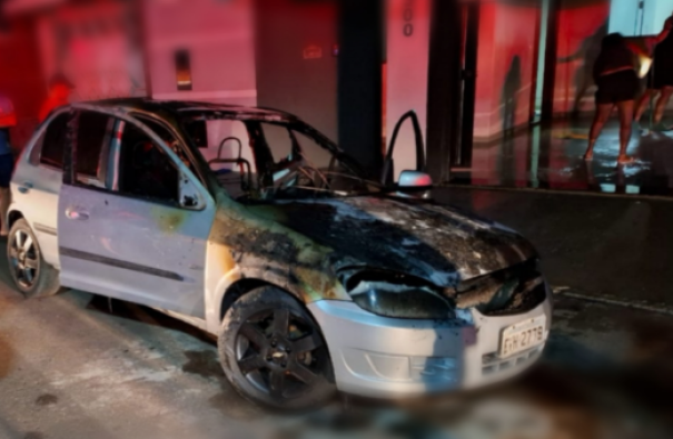 Incêndio em veículo assusta moradores no centro de Parapuã