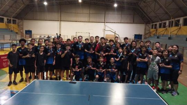 Equipe de tênis de mesa de Osvaldo Cruz se destaca em torneio regional com seis finais em sete categorias