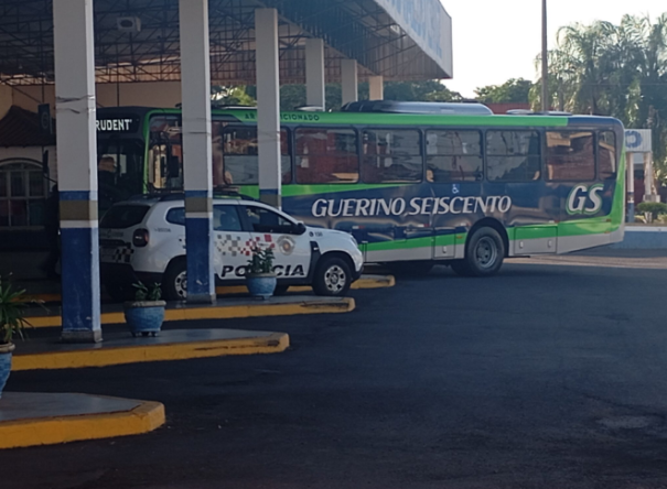 Homem é preso por importunação sexual em ônibus na rodoviária de Osvaldo Cruz