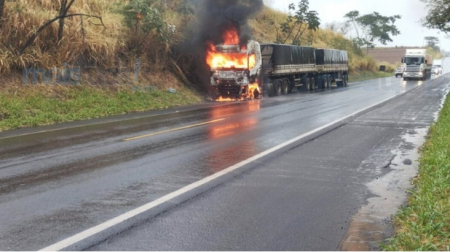 Carreta Ã© destruÃ­da por incÃªndio na Rodovia Assis Chateaubriand, em RinÃ³polis