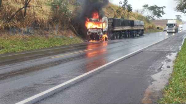Carreta é destruída por incêndio na Rodovia Assis Chateaubriand, em Rinópolis