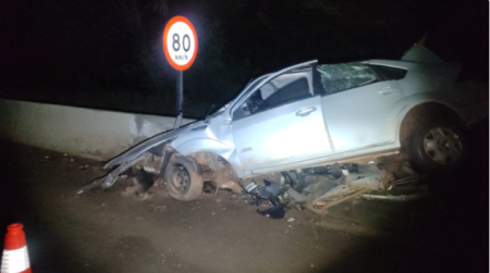 Rapaz de 20 anos morre apÃ³s carro bater em defensa de concreto e tombar na SP-294 em Pacaembu