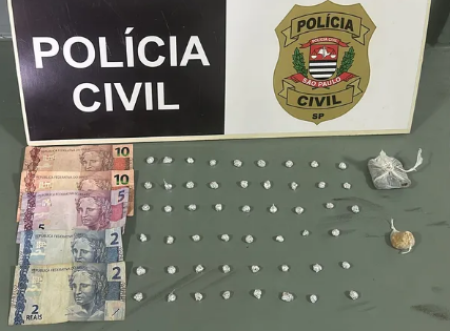 Com porÃ§Ãµes de crack e maconha em casa, irmÃ£s sÃ£o presas em flagrante por trÃ¡fico de drogas em Pirapozinho
