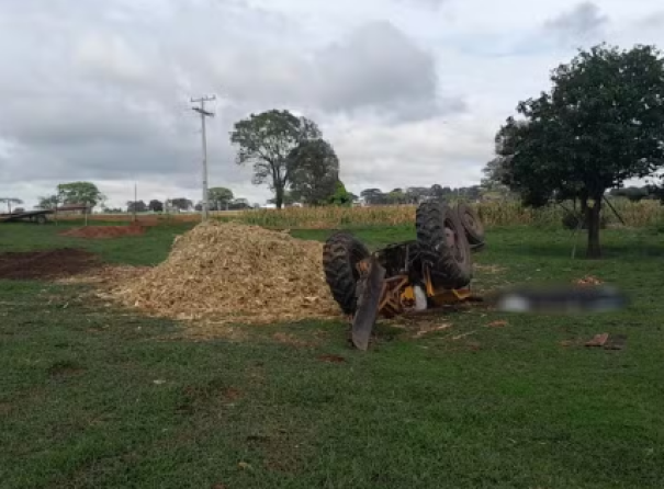 Adolescente de 17 anos morre após trator agrícola que dirigia tombar em Martinópolis