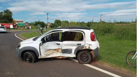 Seis pessoas ficam feridas em colisÃ£o transversal na Rodovia Homero Severo Lins, em MartinÃ³polis; trÃªs sÃ£o crianÃ§as
