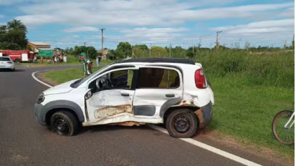 Seis pessoas ficam feridas em colisão transversal na Rodovia Homero Severo Lins, em Martinópolis; três são crianças