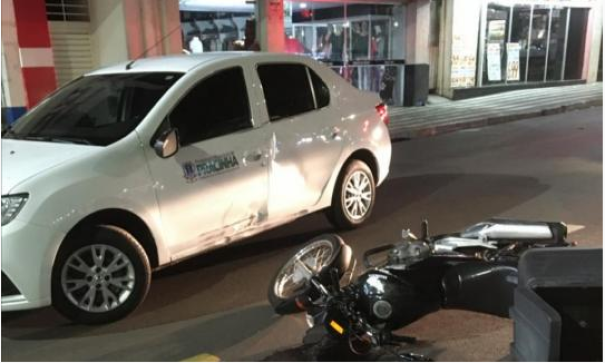 Veículo da Prefeitura de Pracinha se envolve em acidente no centro de Osvaldo Cruz