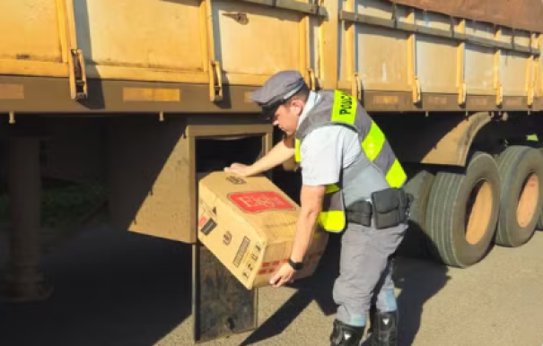 Homem é preso por contrabandear cigarros e pneus avaliados em R$ 51,5 mil, em Rosana