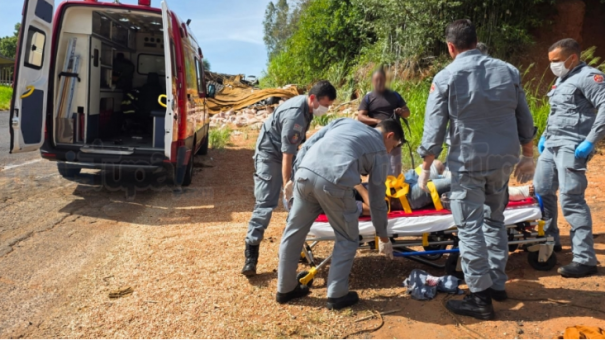 Caminhão com amendoim tomba e atinge homem na margem da vicinal que liga Tupã a Juliânia