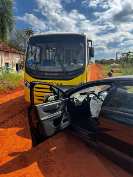 Acidente entre carro e Ã´nibus Ã© registrado em estrada rural de Sagres