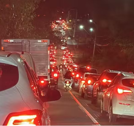 ColisÃ£o entre moto e picape na Rodovia Raposo Tavares deixa dois feridos e trÃ¢nsito congestionado em Presidente Prudente