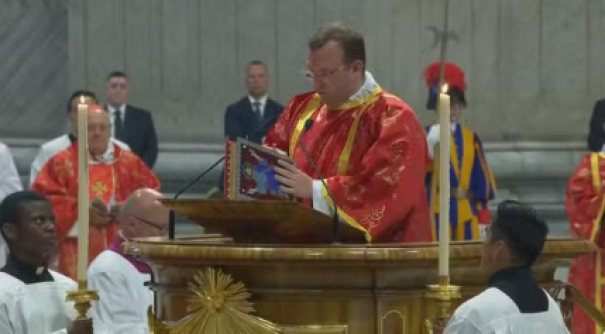 'Corredor vermelho', imagem sagrada e incenso: VEJA como foi entrada de cardeais na missa de abertura do conclave