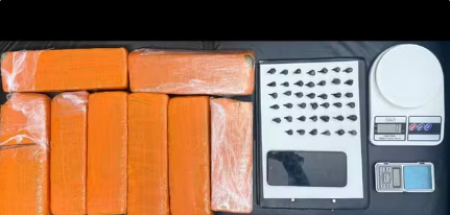 Em busca domiciliar, porÃ§Ãµes de drogas sÃ£o encontradas e mulher acaba presa no bairro Santa Rosa, em Presidente EpitÃ¡cio