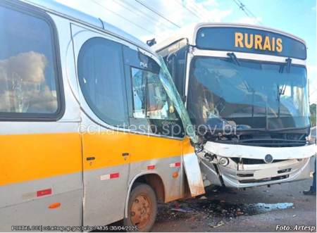 Duas pessoas sofrem ferimentos em colisÃ£o de Ã´nibus em via de JoÃ£o Ramalho (SP)