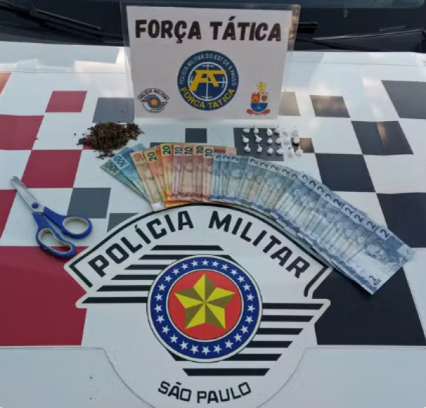 Após arremessar porções de cocaína sobre telhado de residência, jovem é preso por tráfico de drogas em Dracena