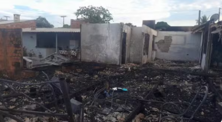 IncÃªndio de grandes proporÃ§Ãµes atinge quatro casas no distrito de Porto Primavera, em Rosana