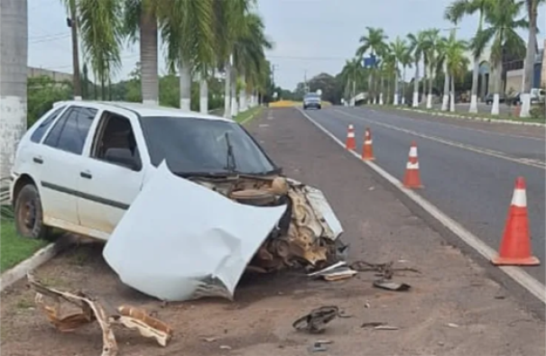 Carro tem a frente destruída após estouro de pneu na entrada de Flórida Paulista