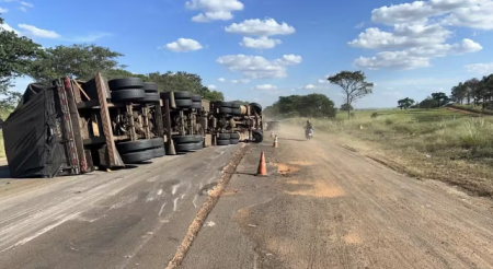 Carreta tomba com carga de celulose e interdita trecho da Rodovia da IntegraÃ§Ã£o, em Tupi Paulista