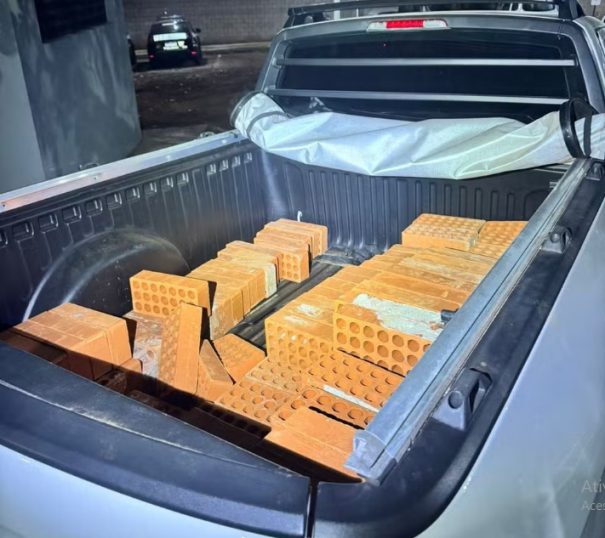 Mulher é presa após ser flagrada furtando tijolos de uma construção durante a madrugada em Dracena