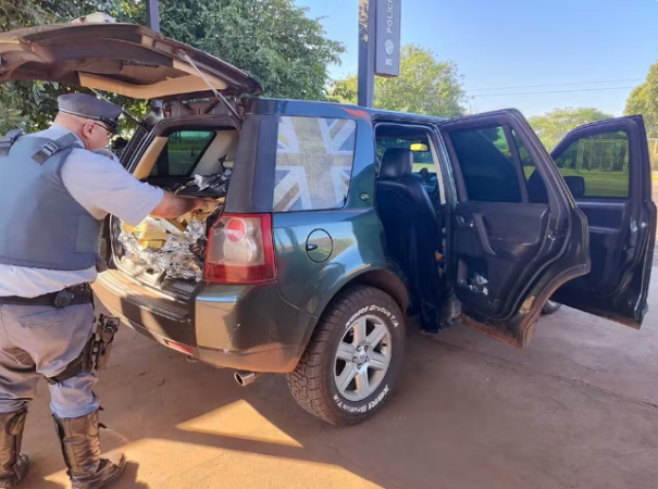 Ao desobedecer sinal de parada, motorista é preso com mais de 500kg de entorpecentes em Rosana