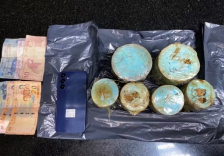 Passageira boliviana esconde pasta base de cocaÃ­na dentro de latas de alimentos e acaba presa em Ã´nibus, em Santo AnastÃ¡cio