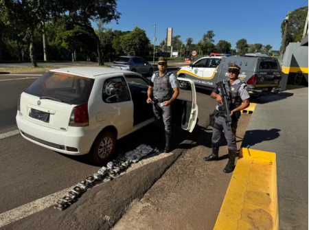 Ao esconder haxixe em fundo falso junto Ã  caixa de cÃ¢mbio de carro, jovem Ã© preso em Mirante do Paranapanema