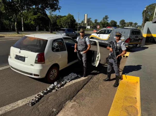 Ao esconder haxixe em fundo falso junto à caixa de câmbio de carro, jovem é preso em Mirante do Paranapanema