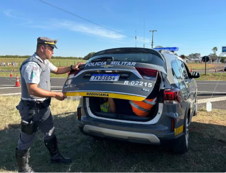 Homens exigem pagamento de estacionamento Ã  motoristas, fazem ameaÃ§as e acabam detidos por extorsÃ£o em Regente FeijÃ³