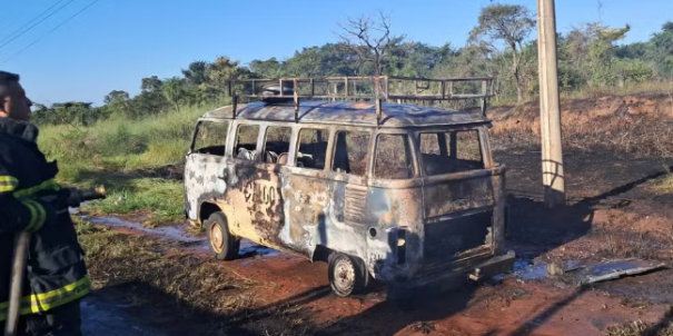 Veículo de feirantes pega fogo enquanto transitava em estrada vicinal, em Indiana