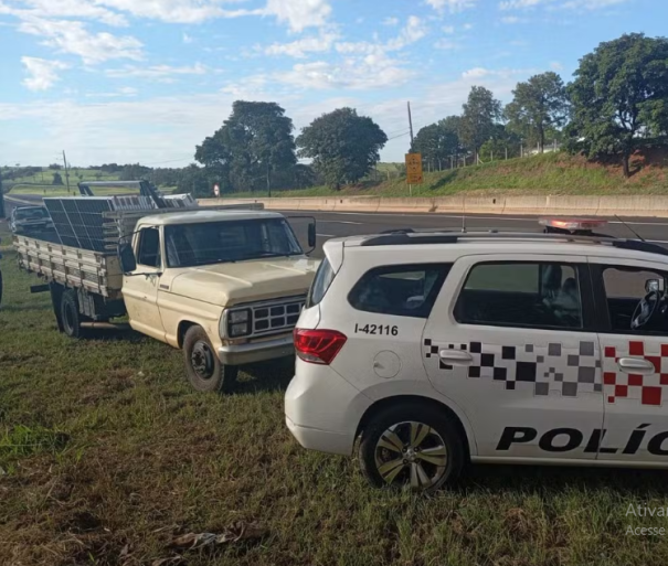 Caminhão furtado com 26 placas solares é abandonado às margens da Rodovia Raposo Tavares, em Presidente Venceslau